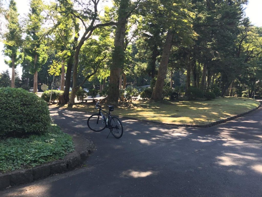 武蔵陵墓地駐車場入口