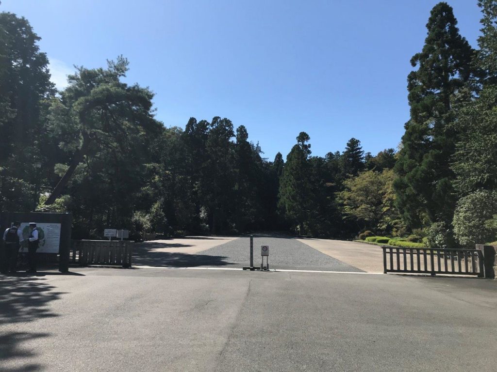 武蔵陵墓地正門